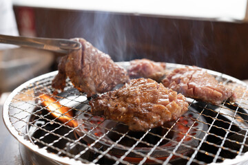 ロースターで焼くジューシーな高級焼肉黒毛和牛【厚切り牛タン】
