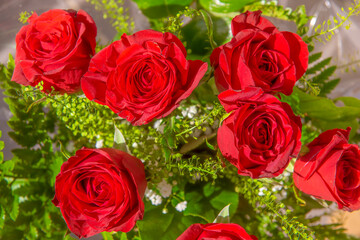 Ein Blumenstrauss mit roten Rosen