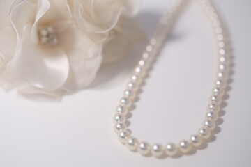 白いコサージュとパールネックレス　冠婚葬祭のイメージ