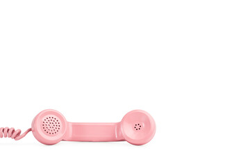 Tubo de teléfono antiguo con cable de color rosa sobre un fondo blanco liso y aislado. Vista de...
