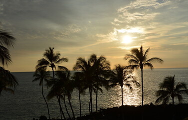 Obraz premium Sonnenuntergang über dem Pazifik auf der Insel Big Island, Waikoloa, Hawaii