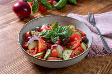 insalata pomodori cipola e cetriolo
