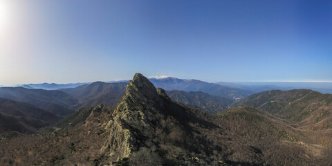Panorama du magnifique Roc Salvador dans le Vallespir avec le Canigou enneigé au fond