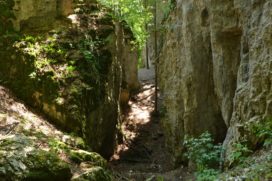 La grotte des nains de Ferrette, mythes et légendes d'Alsace