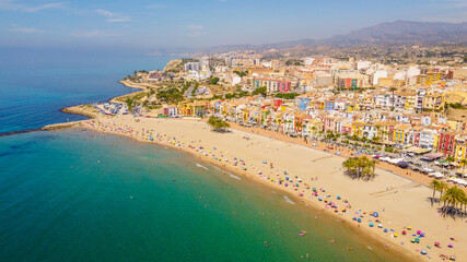 Vista Aéreas de la Playa de Villajoyosa o La Vila Joisa  en Alicante con sus bonitas y características fachadas tan coloridas.