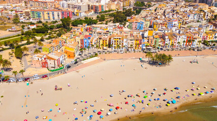 Vista Aéreas de la Playa de Villajoyosa con sus bonitas y características fachadas tan coloridas.