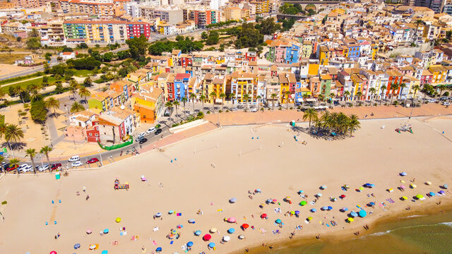Vista A&eacute;reas de la Playa de Villajoyosa con sus bonitas y caracter&iacute;sticas fachadas tan coloridas.