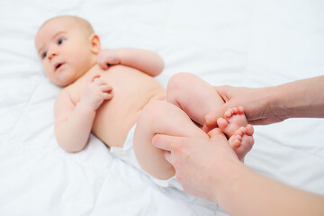 Massage a newborn baby against bloating and colic.