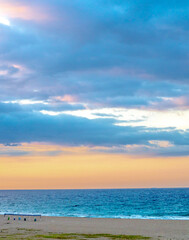 precioso atardecer en la playa