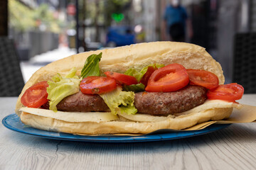 Pietanze di cibo italiano dalla pizza ai panini