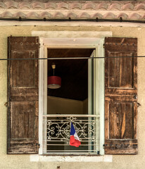 Fenêtre au drapeau aux Mées, Alpes-de-Haute-Provence, France