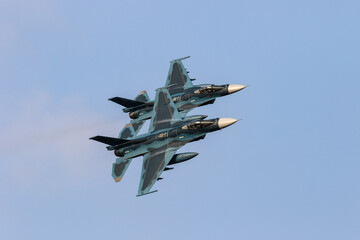 編隊飛行する日本の戦闘機