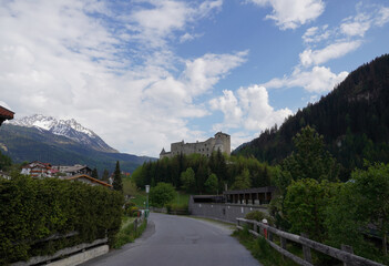 Fototapeta na wymiar Spaziergang in Nauders: Die Burg