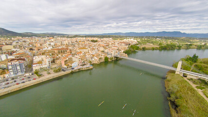 Obraz premium aerial views of the ebro river with boats and villages