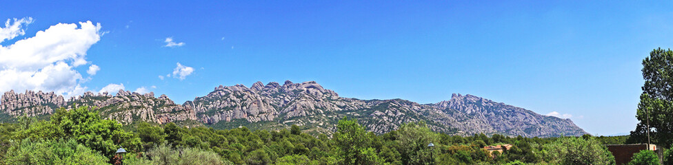 Fototapeta na wymiar Vista de las montañas de Montserrat con ermita de la salud desde Collbato en Barcelona, Catalunya, España, Europa 
