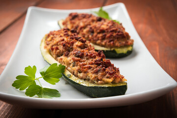 Piatto con deliziose zucchine al forno ripiene di carne macinata di manzo, Cucina Italiana 