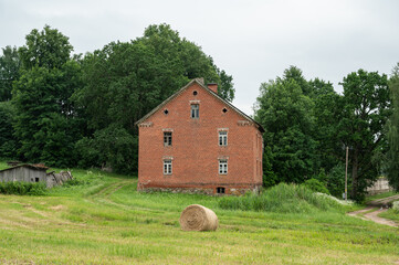 Obraz premium old barn in the field