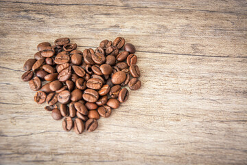 Grãos de café em formato de coração para postagem / Heart-shaped coffee beans for postage