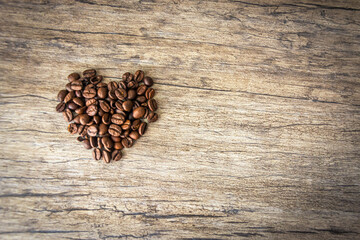 Grãos de café em formato de coração para postagem / Heart-shaped coffee beans for postage