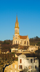 Obraz premium Vue rapprochée de l'église de Nérac, trônant élégamment sur la ville