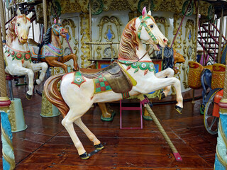 Cheval de bois sur manège ancien © penhouet89