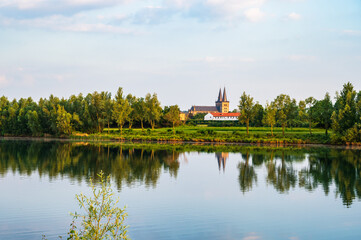Fototapeta premium Blick über Xantener Südsee auf Dom und römische Herberge im Archaeologischen Park Xanten