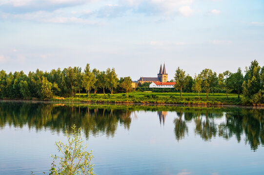 Blick &uuml;ber Xantener S&uuml;dsee auf Dom und r&ouml;mische Herberge im Archaeologischen Park Xanten