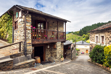 Calle y casa típicas de Peso, pueblo tradicional del suroccidente de Asturias