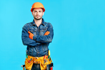 Portrait of confident handsome male construction worker with crossed arms and copy space - obrazy, fototapety, plakaty