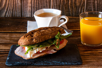 Desayuno o picnic con café y zumo de naranja. 