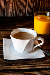 Taza de café con un zumo de naranja. 
