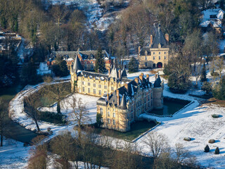 vue aérienne du château d'Esclimont sous la neige dans l'Eure-et-Loir en France
