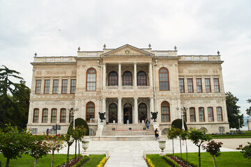 Fototapeta na wymiar View of the amazing architecture of Dolmabahce Palace in Istanbul.