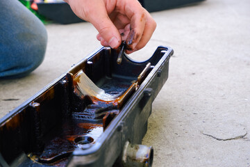 Car repair. Internal combustion engine repair. Resin deposits from low-quality oil on the valve cover. Flushing the oil filter.