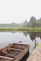 Obraz premium wooden boat by the pier on the lake