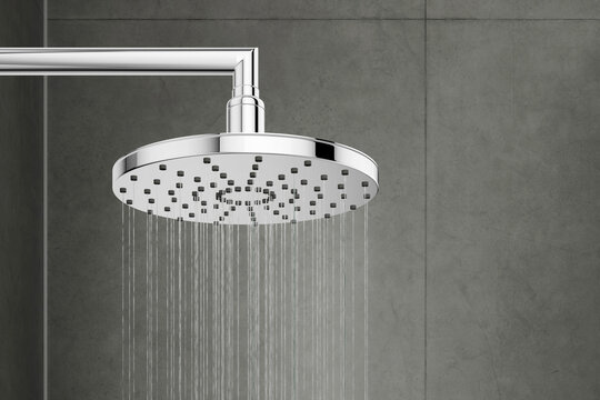 Wasser flie&szlig;t aus dem Duschkopf in einer Dusche