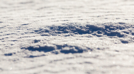 Obraz premium Snow after snowfall - snow lying in snowdrifts after the last snowfall. Photo in the winter in the field.
