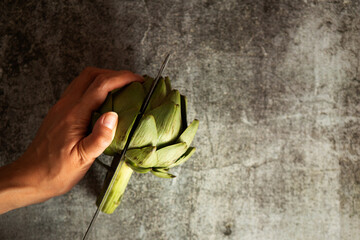 artichoke cutting with a knife