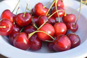 Red cherry fruit in a white bowl