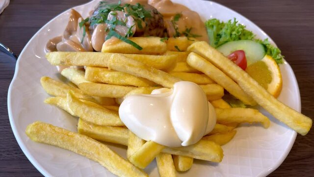 Pommes mit frikadelle