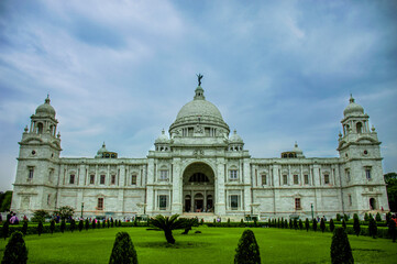 Obraz premium The victoriya memorial in Kolkata city after rain.