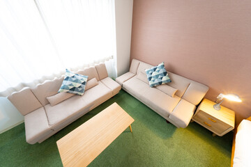 ソファとクッションのある明るいインテリア