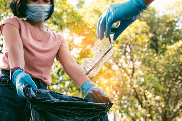 Volunteer holding plastic garbage Clean to dispose of waste properly.