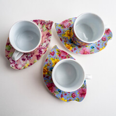 trois tasses à café et soucoupes en porcelaine