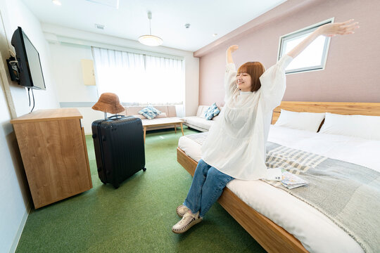 ホテルの部屋でくつろぐ女性