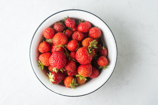 Red fresh strawberry in a bowl  on liht background
