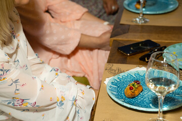 Fototapeta premium Small baked eclair on a blue plate