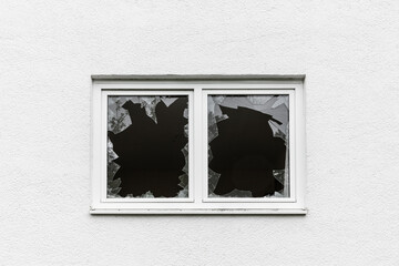 Eingeschlagene Fensterscheibe an einem Haus
