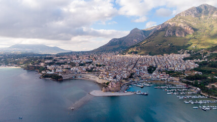 Fototapeta premium Veduta aerea della Città di Castellammare del Golfo, in Sicilia.