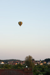 Lot balonem, lot nad miastem, balon w powietrzu, balon, lato 2021, Kolorowy balon - obrazy, fototapety, plakaty
